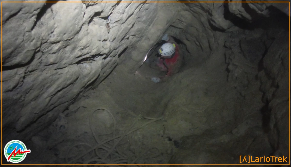 Uno passaggio tra le pareti oblique della grotta Casello del Sorello